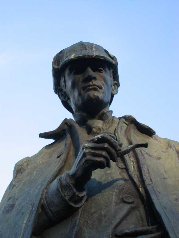 Sherlock Holmes Statue - Picadilly Place - Edinburgh
