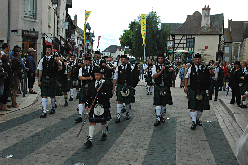 Aubigny-sur-Nère Scottish-French festivities the Scottish pipe-band and the leading boy © 2011 Scotiana