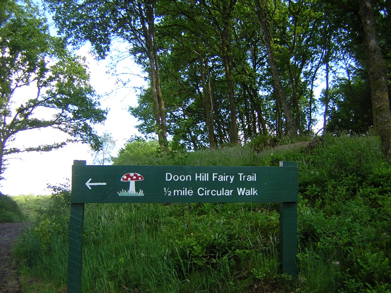 Doon Hill signpost Aberfoyle © 2004 Scotiana