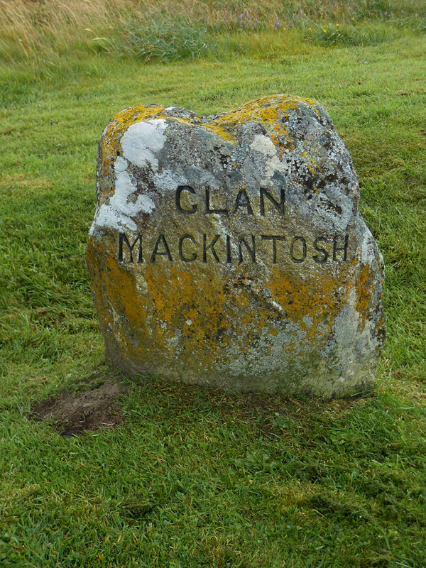 Culloden Moor Clan Mackintosh stone © 2012 Scotiana
