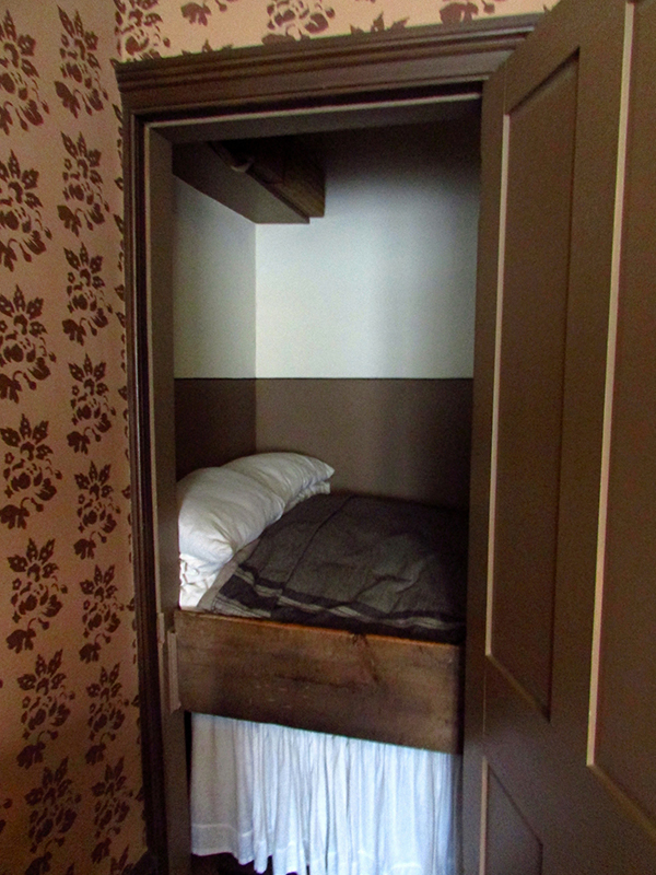 A box bed in Miss Toward'sTenement House in Glasgow © Glen Bowman Flickr - Photo Sharing