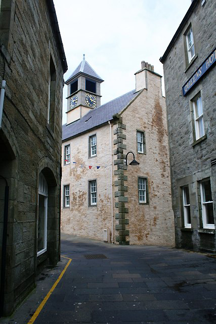 lerwick-road-to-the-old-tolbooth-source-wikimedia-geograph-org