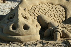 France Brittany Quiberon beach dragon sand sculpture, photo by Manu18e’s flickr