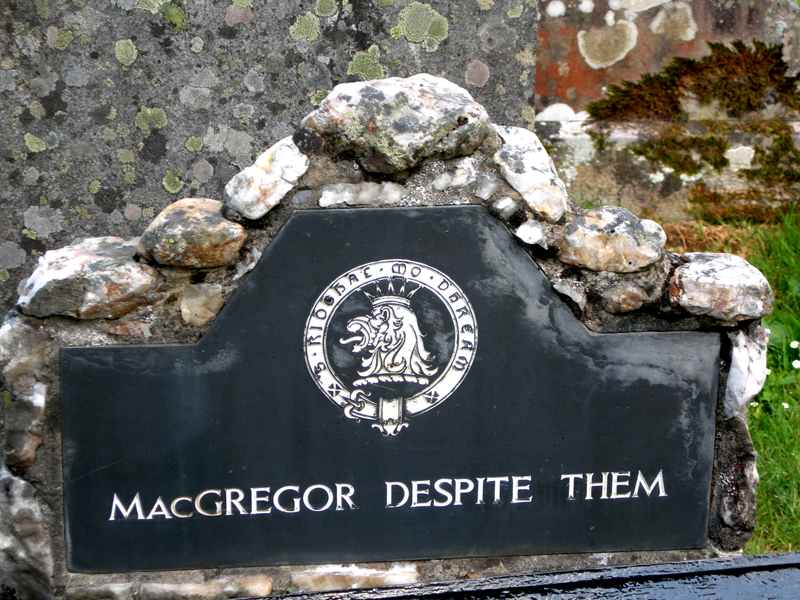 Rob Roy's grave - Balquhidder - Perthshire - Scotland © Scotiana 2006