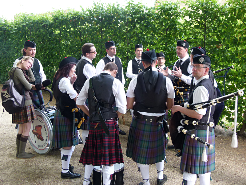 The 92nd North Fox Pipe Band at the Scottish French festivities in Aubigny-sur-Nère © 2011 Scotiana