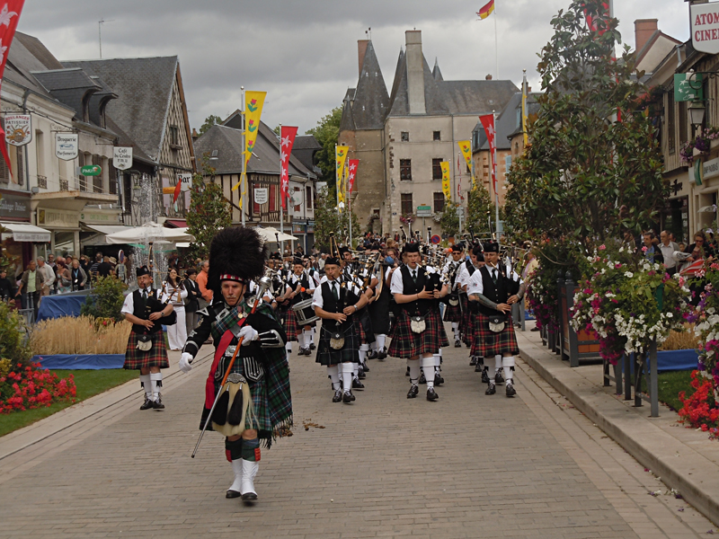 Aubigny-sur-Nère Scottish French festivities Askol ha Brug Pipe Band  © 2011 Scotiana