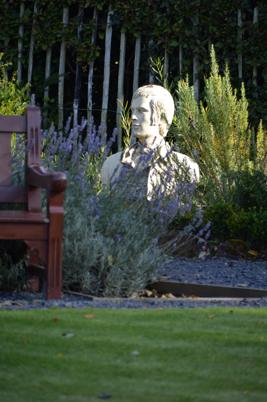 The poet's bust in Burns Cottage garden in Alloway© 2012 Scotiana
