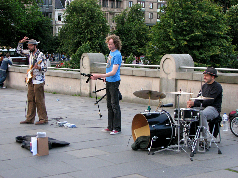 A group of musicians in front of the National Galleries of Scotland © 2012 Scotiana