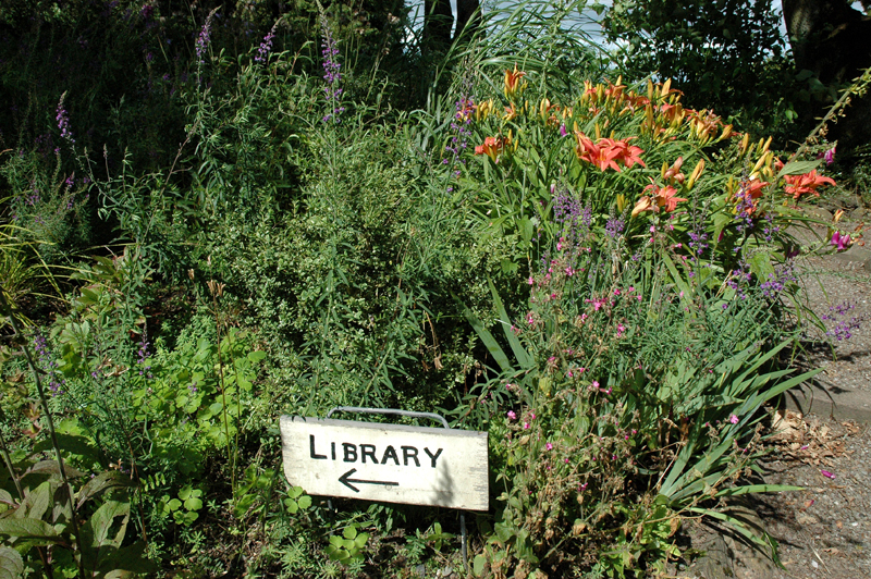 Innerpeffray gardens library sign © 2007 Scotiana