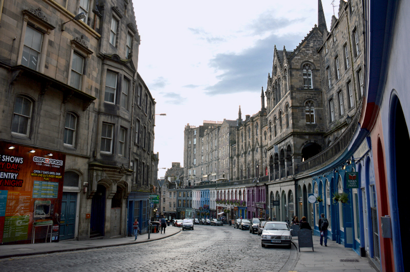 Victoria Street in Edinburgh's Old Town  © 2012 Scotiana