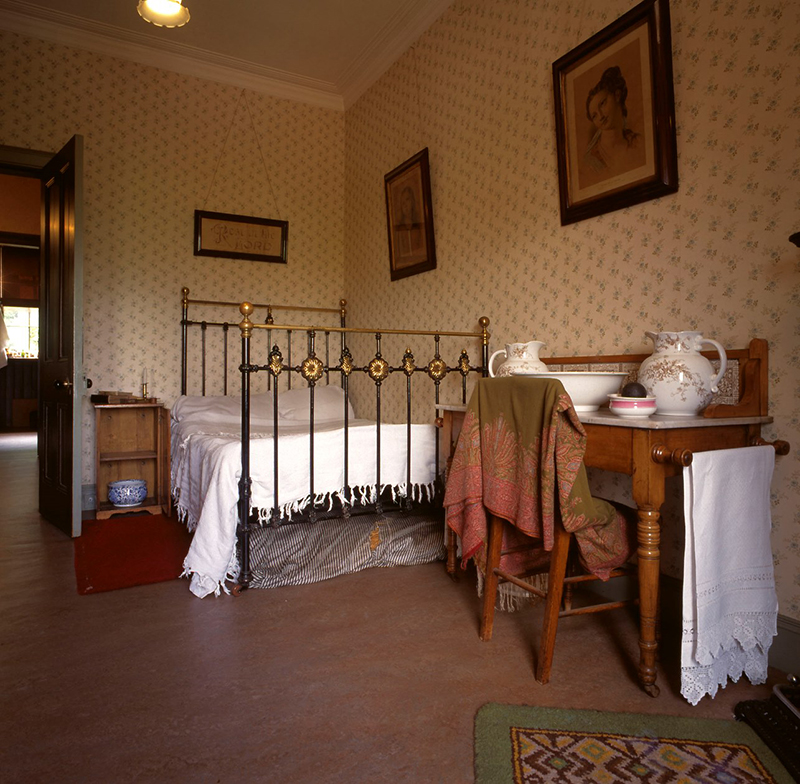 Miss Toward's bedroom in Glasgow Tenement House  © National Trust for Scotland