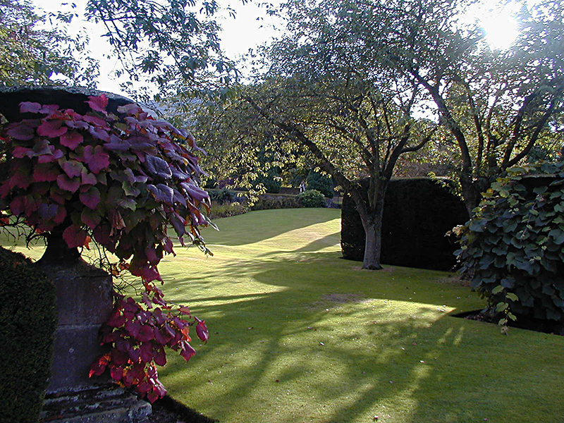 Falkland Palace Garden lawn and autumn urn© 2003 Scotiana
