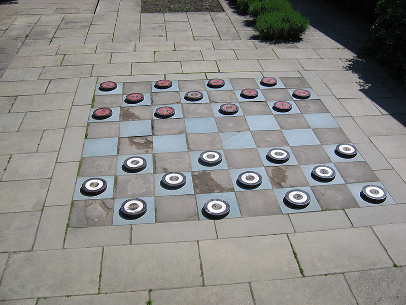 Falkland Palace garden chess game © 2006 Scotiana