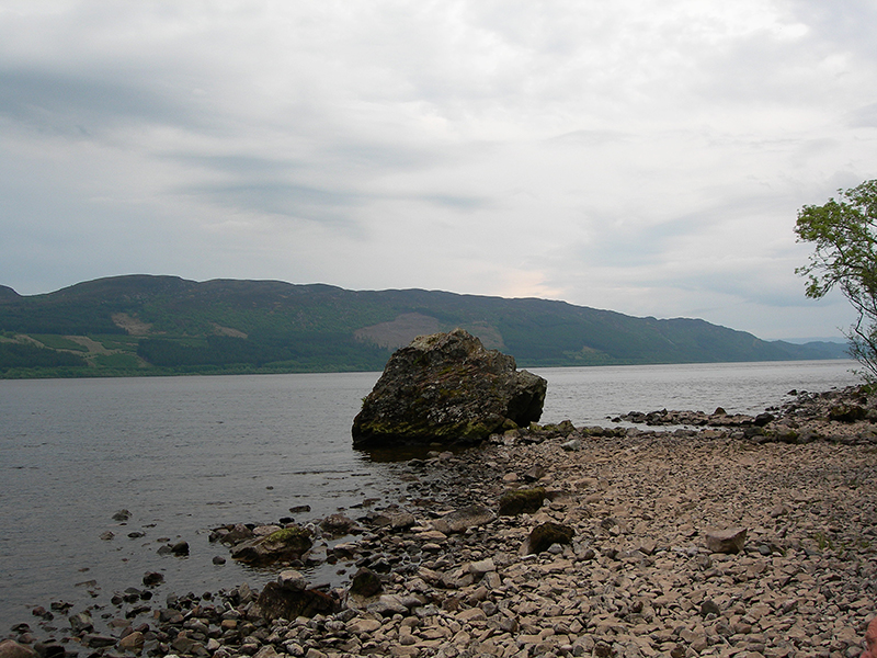 Loch Ness pebble beach & rock © 2006 Scotiana