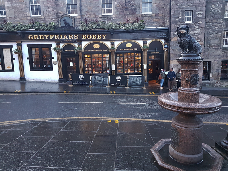 Edinburgh Greyfriars Bobby statue and pub © 2019 Scotiana