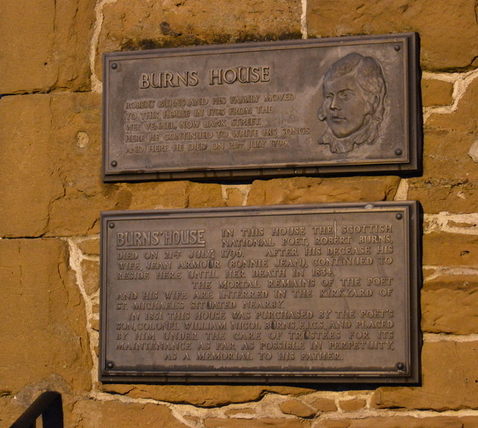 Commemorative plaques on Burns' House in Dumfries (1793-1796) © 2012 Scotiana
